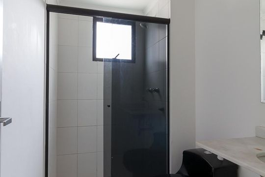 Banheiro de apartamento à venda com 2 quartos, 49m² em Vila Rio, Guarulhos