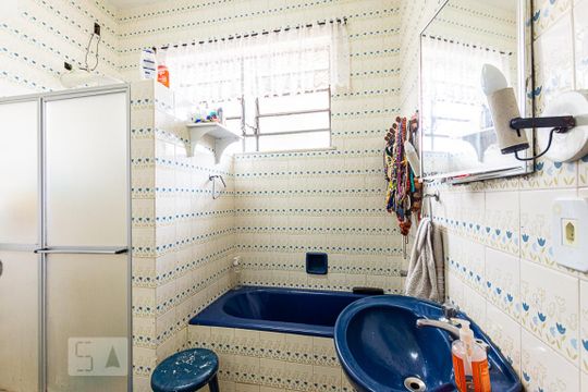 Banheiro de casa à venda com 4 quartos, 800m² em Icaraí, Niterói