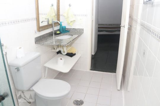 Banheiro de apartamento para alugar com 1 quarto, 55m² em Itararé, São Vicente