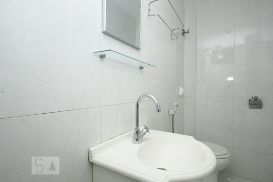Banheiro de apartamento para alugar com 2 quartos, 50m² em Laranjeiras, Rio de Janeiro