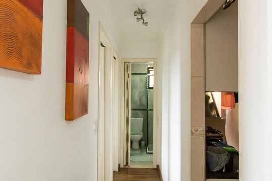 Corredor de apartamento à venda com 2 quartos, 50m² em Vila Carmosina, São Paulo