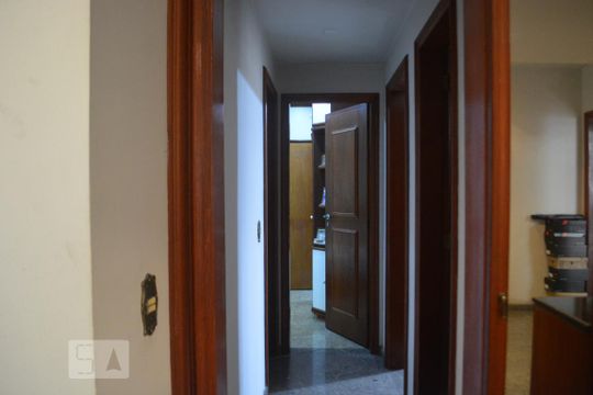 Corredor de apartamento para alugar com 3 quartos, 140m² em Jardim Carioca, Rio de Janeiro