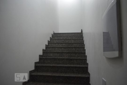 Escada  de apartamento para alugar com 3 quartos, 140m² em Jardim Carioca, Rio de Janeiro