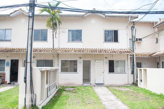 Fachada de casa à venda com 2 quartos, 55m² em Taquara, Rio de Janeiro