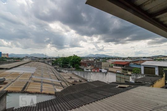 Vista da varanda e área de serviço de casa para alugar com 1 quarto, 40m² em Vigário Geral, Rio de Janeiro