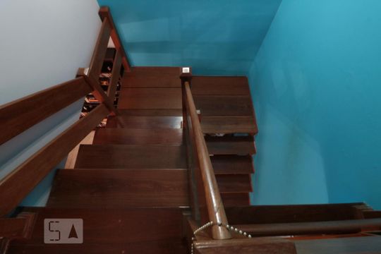 Escada de acesso aos dormitorios de casa para alugar com 3 quartos, 240m² em Vila Carrão, São Paulo