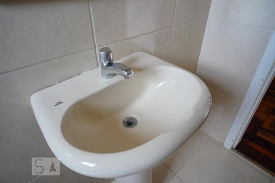 Banheiro de apartamento à venda com 1 quarto, 40m² em Petrópolis, Porto Alegre