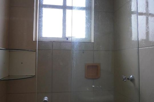 Banheiro de apartamento à venda com 1 quarto, 40m² em Petrópolis, Porto Alegre
