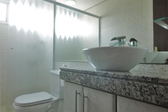 Banheiro de apartamento à venda com 2 quartos, 51m² em Jardim Monte Alegre, Taboão da Serra