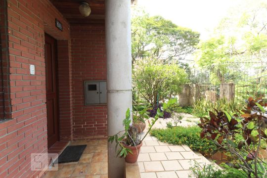 Quintal de casa à venda com 4 quartos, 230m² em Medianeira, Porto Alegre
