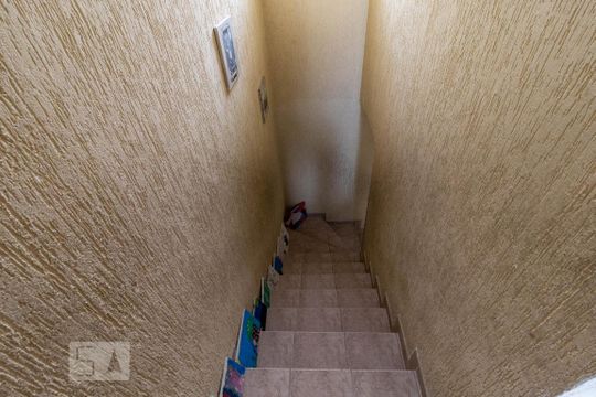 Escada de casa de condomínio para alugar com 2 quartos, 77m² em Vila Nina, São Paulo