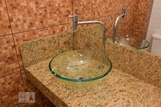 Banheiro de apartamento para alugar com 2 quartos, 63m² em Centro, Guarujá