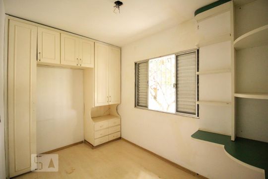 Quarto 2 de casa para alugar com 3 quartos, 120m² em Vila Basileia, São Paulo