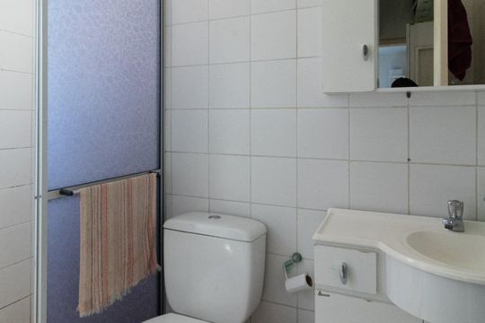 Banheiro de apartamento à venda com 2 quartos, 63m² em Cristal, Porto Alegre