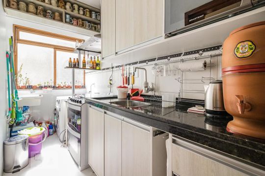 Cozinha de apartamento à venda com 2 quartos, 60m² em Vila Nova, Porto Alegre
