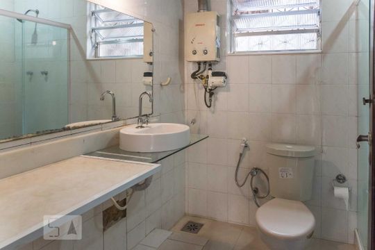 Banheiro social de casa de condomínio à venda com 4 quartos, 120m² em Tijuca, Rio de Janeiro