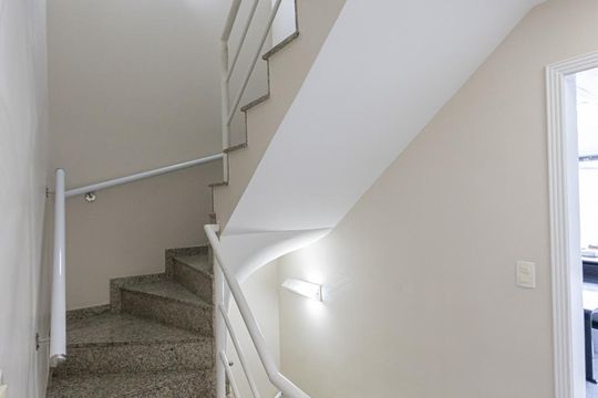 Escada de casa de condomínio à venda com 4 quartos, 399m² em Vila Bertioga, São Paulo