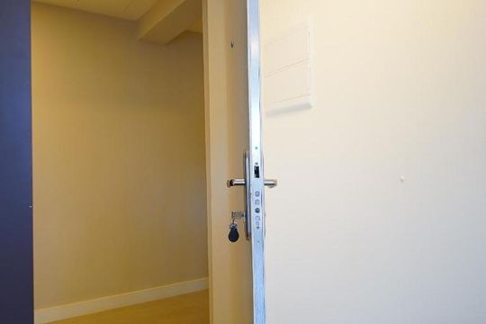 Porta com tranca reforçada  de apartamento para alugar com 1 quarto, 35m² em Auxiliadora, Porto Alegre