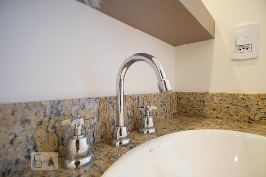 Banheiro de apartamento para alugar com 1 quarto, 35m² em Auxiliadora, Porto Alegre