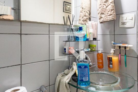 Banheiro de apartamento à venda com 1 quarto, 42m² em Benfica, Rio de Janeiro