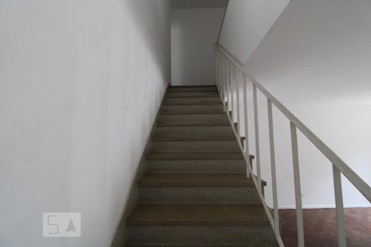 Escada para os quartos de casa para alugar com 3 quartos, 180m² em Campo Belo, São Paulo