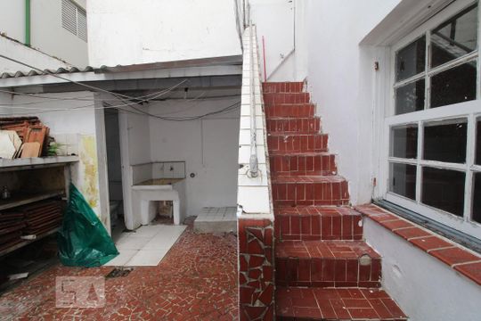 Quintal dos fundos de casa para alugar com 3 quartos, 180m² em Campo Belo, São Paulo