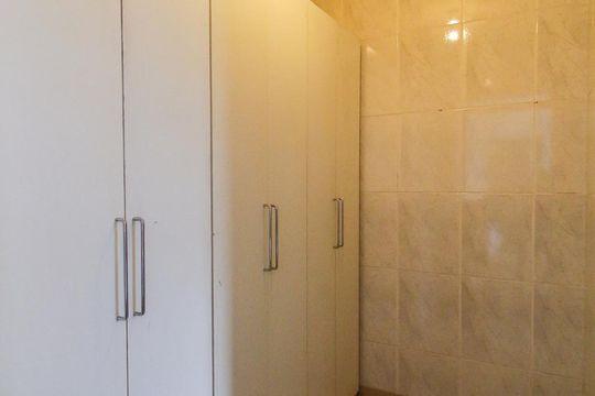 Closet de casa para alugar com 2 quartos, 500m² em Jardim Oriental, São Paulo
