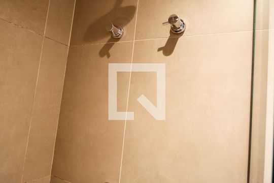 Banheiro de kitnet/studio para alugar com 1 quarto, 19m² em Pinheiros, São Paulo