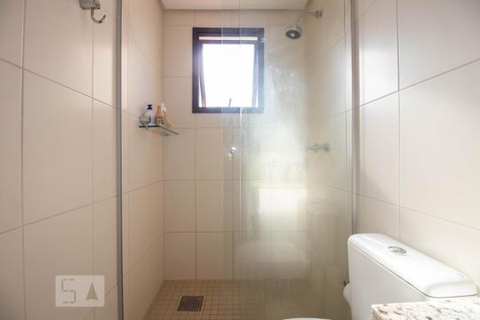 Banheiro da Suíte de apartamento à venda com 2 quartos, 66m² em Passo da Areia, Porto Alegre