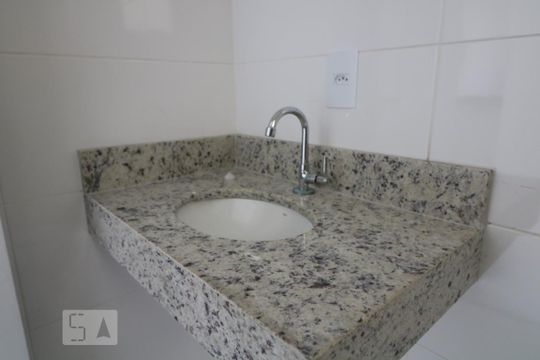 Banheiro de apartamento para alugar com 1 quarto, 28m² em Vila Bela, São Paulo