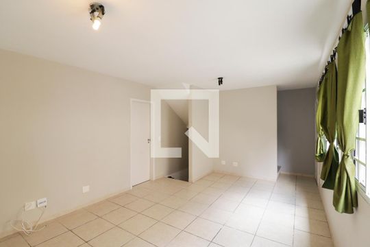 Sala de casa de condomínio à venda com 2 quartos, 105m² em Chora Menino, São Paulo