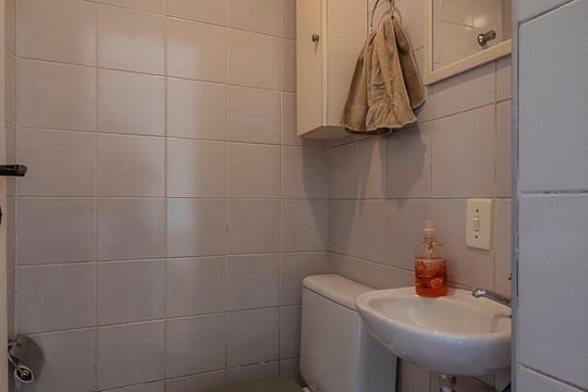Banheiro de Serviço de apartamento à venda com 2 quartos, 66m² em Vila Madalena, São Paulo