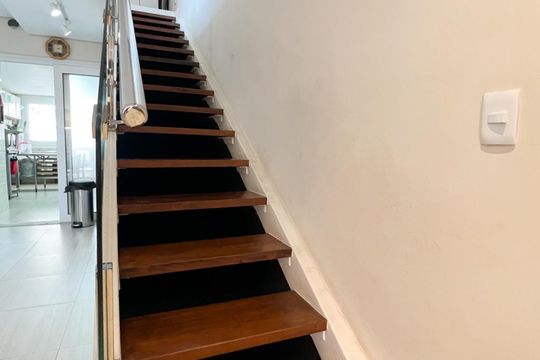 Escada de casa à venda com 2 quartos, 192m² em Vila Ipojuca, São Paulo