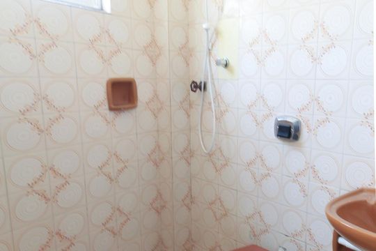 Banheiro de apartamento à venda com 1 quarto, 39m² em Jardim Botânico, Porto Alegre