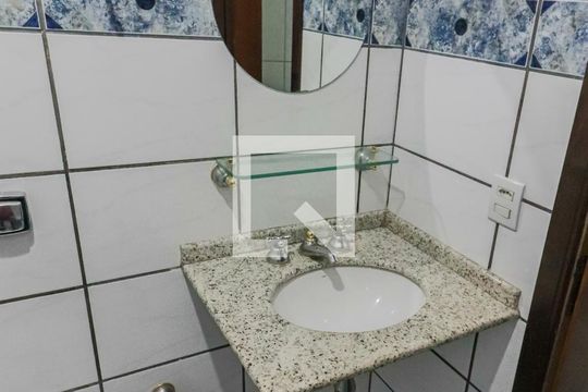 Banheiro de casa para alugar com 2 quartos, 150m² em Vila Dalva, São Paulo
