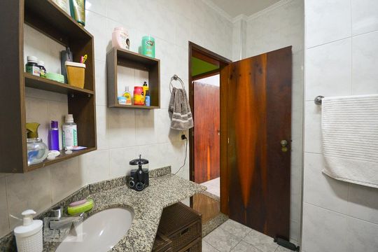 Banheiro Social de casa à venda com 3 quartos, 335m² em Vila Moraes, São Paulo