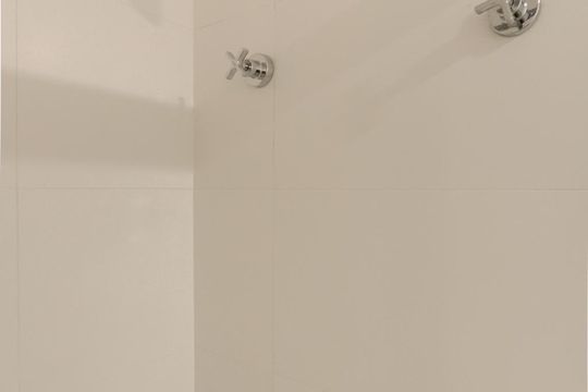 Banheiro de apartamento à venda com 1 quarto, 37m² em Boa Vista, Porto Alegre