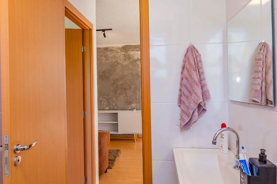 Banheiro de apartamento à venda com 2 quartos, 45m² em Morro Santana, Porto Alegre
