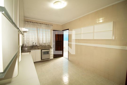 Cozinha  de casa para alugar com 2 quartos, 100m² em Vila Nivi, São Paulo