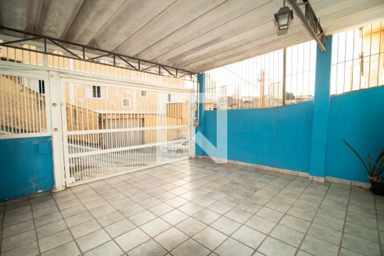 Garagem de casa para alugar com 2 quartos, 100m² em Vila Nivi, São Paulo