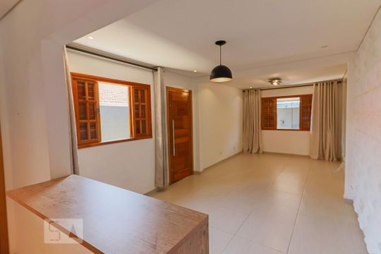 Sala de casa de condomínio para alugar com 2 quartos, 105m² em Vila Gomes, São Paulo