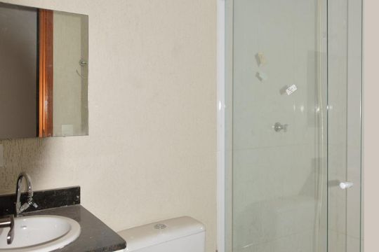Banheiro de kitnet/studio para alugar com 1 quarto, 28m² em Chácara Santo Antônio (zona Leste), São Paulo