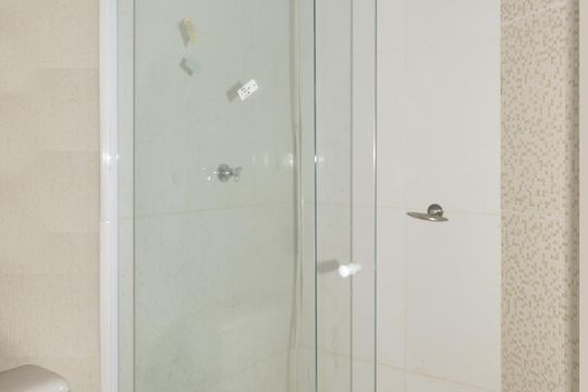 Banheiro de kitnet/studio para alugar com 1 quarto, 28m² em Chácara Santo Antônio (zona Leste), São Paulo