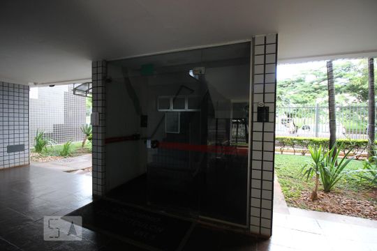 Fachada e portaria de apartamento para alugar com 2 quartos, 57m² em Cruzeiro Novo, Brasília