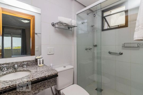 Banheiro da Suíte de apartamento para alugar com 1 quarto, 46m² em Centro Histórico, Porto Alegre