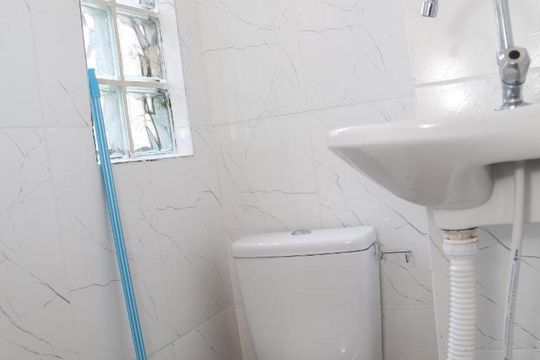 Banheiro Social de kitnet/studio para alugar com 1 quarto, 35m² em Guilhermina, Praia Grande