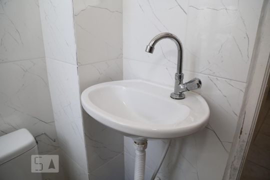 Banheiro Social de kitnet/studio para alugar com 1 quarto, 35m² em Guilhermina, Praia Grande