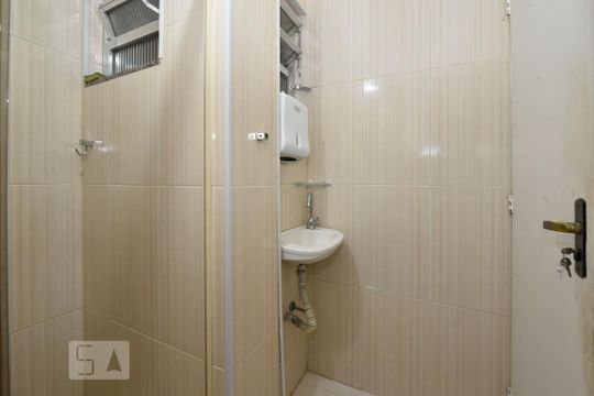 Banheiro de kitnet/studio para alugar com 1 quarto, 41m² em Copacabana, Rio de Janeiro