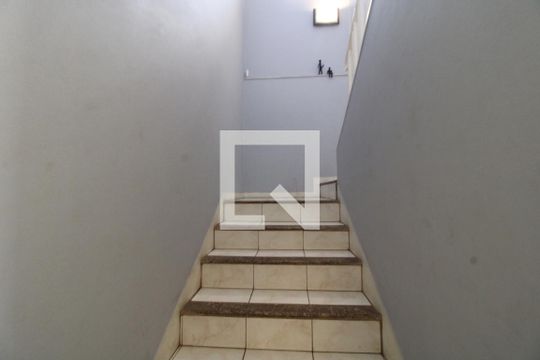 Escada de casa para alugar com 5 quartos, 300m² em Jardim Marajoara, São Paulo