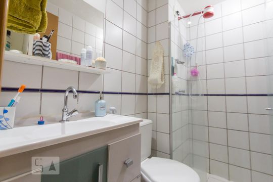 Banheiro de kitnet/studio para alugar com 1 quarto, 27m² em Setor de Habitações Individuais Norte, Brasília